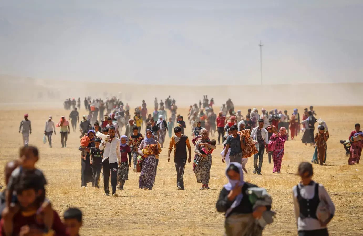 Thousands of Yazidis flee toward Mount Shingal on August 9, 2014, as they escape the ISIS assault on their homeland. File photo: AA