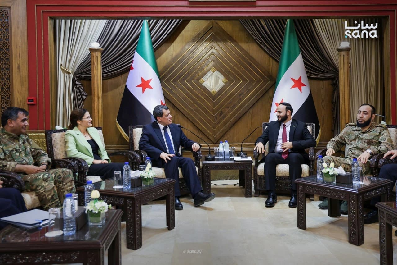Mezlûm Ebdî û parêzgarê Helebê civiyan / Wêne: SANA