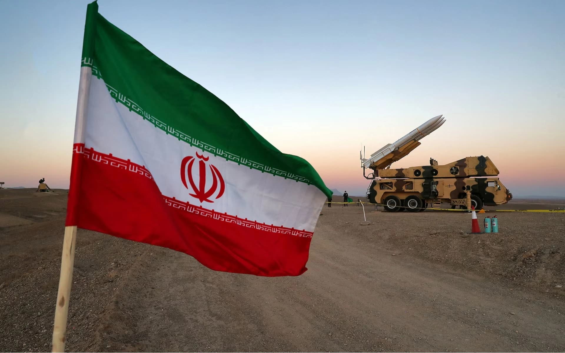 ئاڵای ئێران و سەکۆیەکی ئاراستەکردنی مووشەک. وێنەکە ئەرشیڤی ئاژانسی رۆیتەرزە.