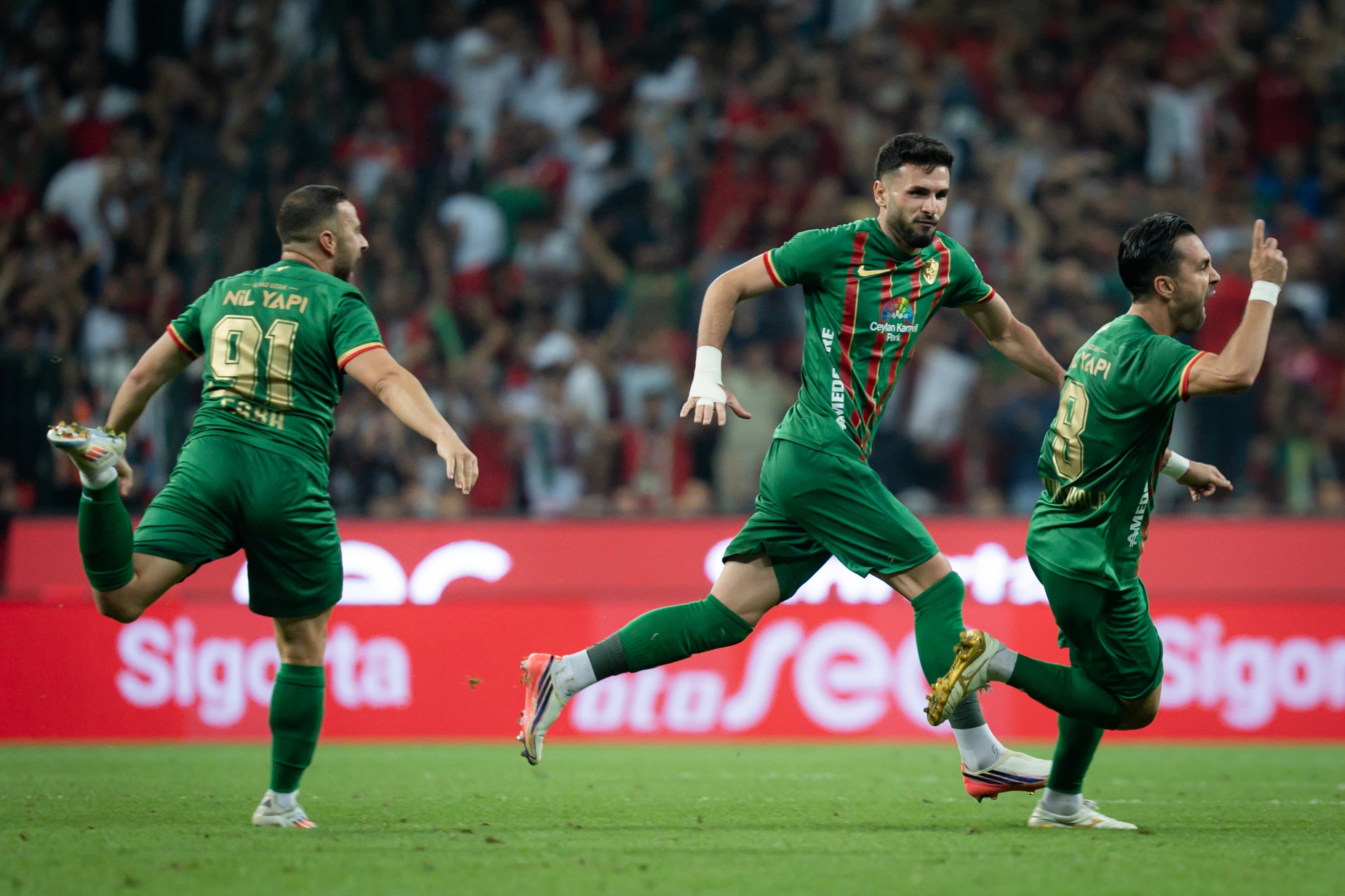 Trendyol Süper Lig’in 6. haftasında Amedspor ile Beşiktaş takımları Diyarbakır Stadı’nda karşılaştı. Amedspor oyuncuları attıkları gol sonrasında sevinç yaşadı. / AA