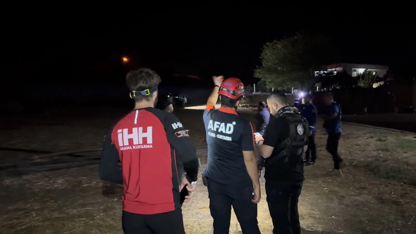 Kayıp çocuğu arayan ekip. / AA