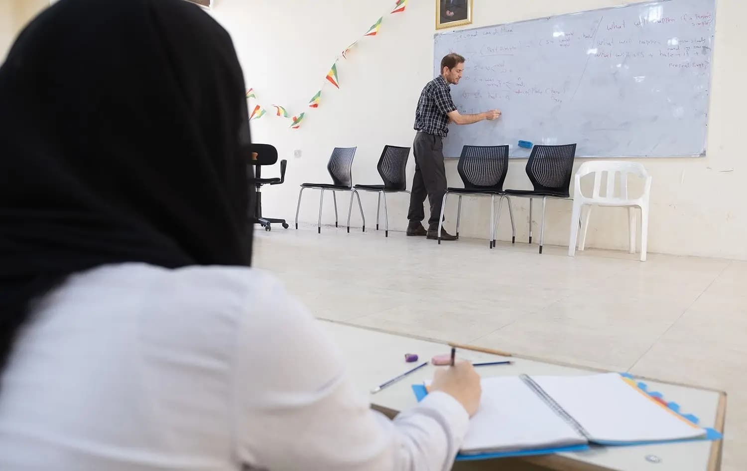 مامۆستایەک لە قوتابخانەیەکی هەرێمی کوردستان وانە دەڵێتەوە. وێنە: بڵند تاهیر-رووداو