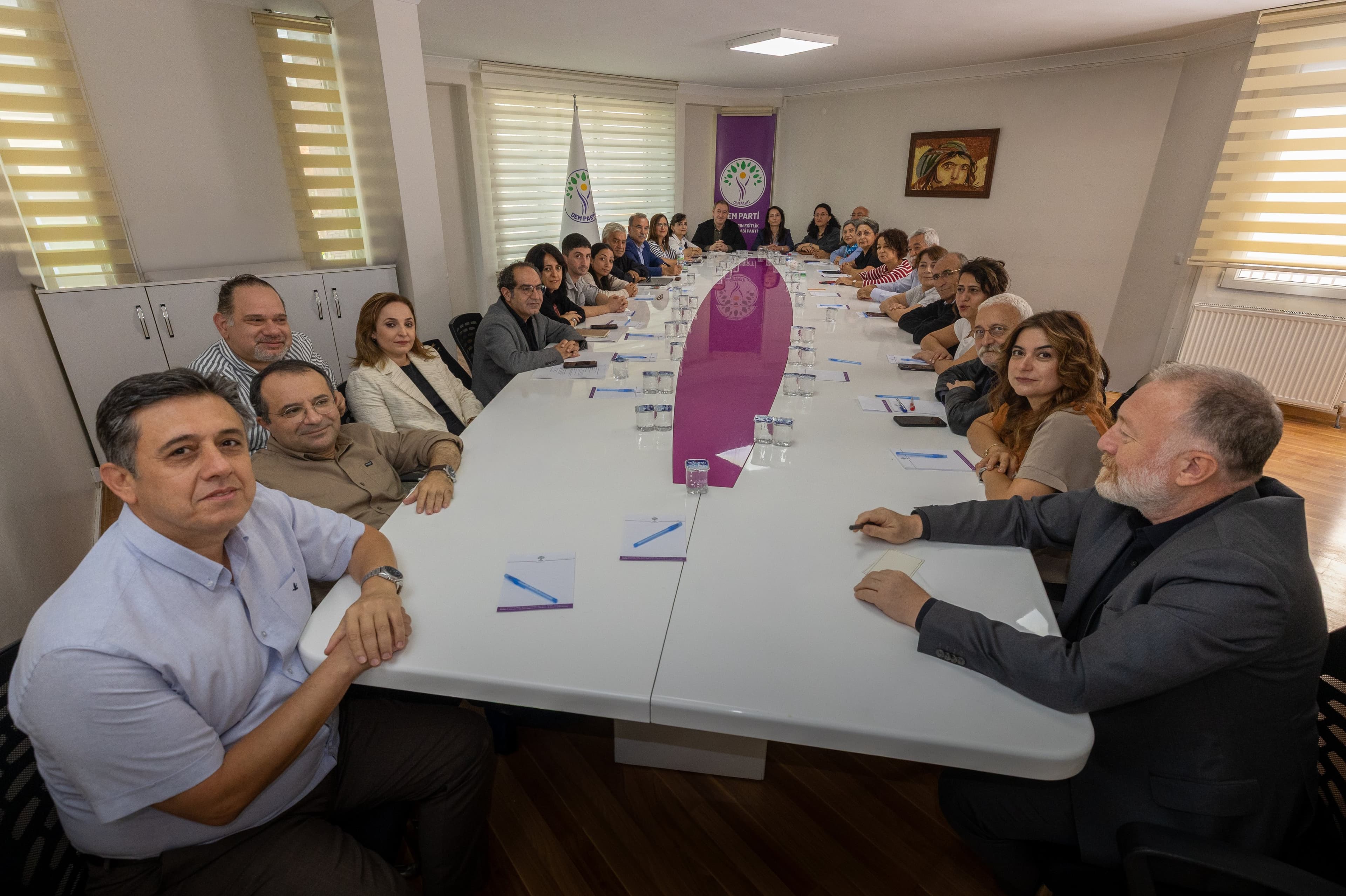 DEM Parti, 5. Olağan Büyük Kongre'nin ardından seçilen Merkez Yürütme Kurulu'nun (MYK) ilk toplantısından fotoğraf paylaştı.