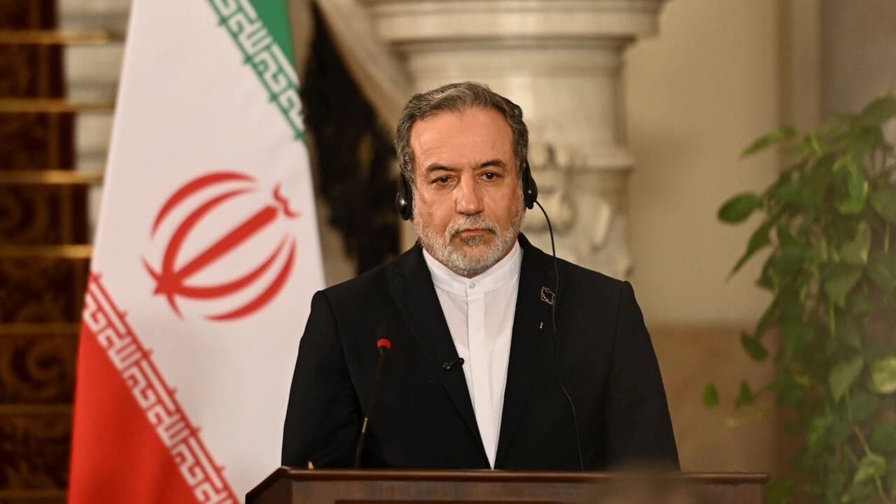 عەباس عێراقچی، وەزیری دەرەوەی ئێران بەشداری لە کۆنفرانسێکی رۆژنامەڤانیی هاوبەشدا دەکات، دوای واژۆکردنی رێککەوتنێک بە پشتیوانیی میسر سەبارەت بە رێوشوێنە کردەییەکان بۆ دەستپێکردنەوەی پشکنینە ئەتۆمییەکان لەسەر بەرنامە ئەتۆمییەکەی ئێران لە قاهیرەی پایتەختی میسر، 9ـی ئەیلوولی 2025. (وێنە: سەید حەسەن/ گێتی ئیمەیجز)