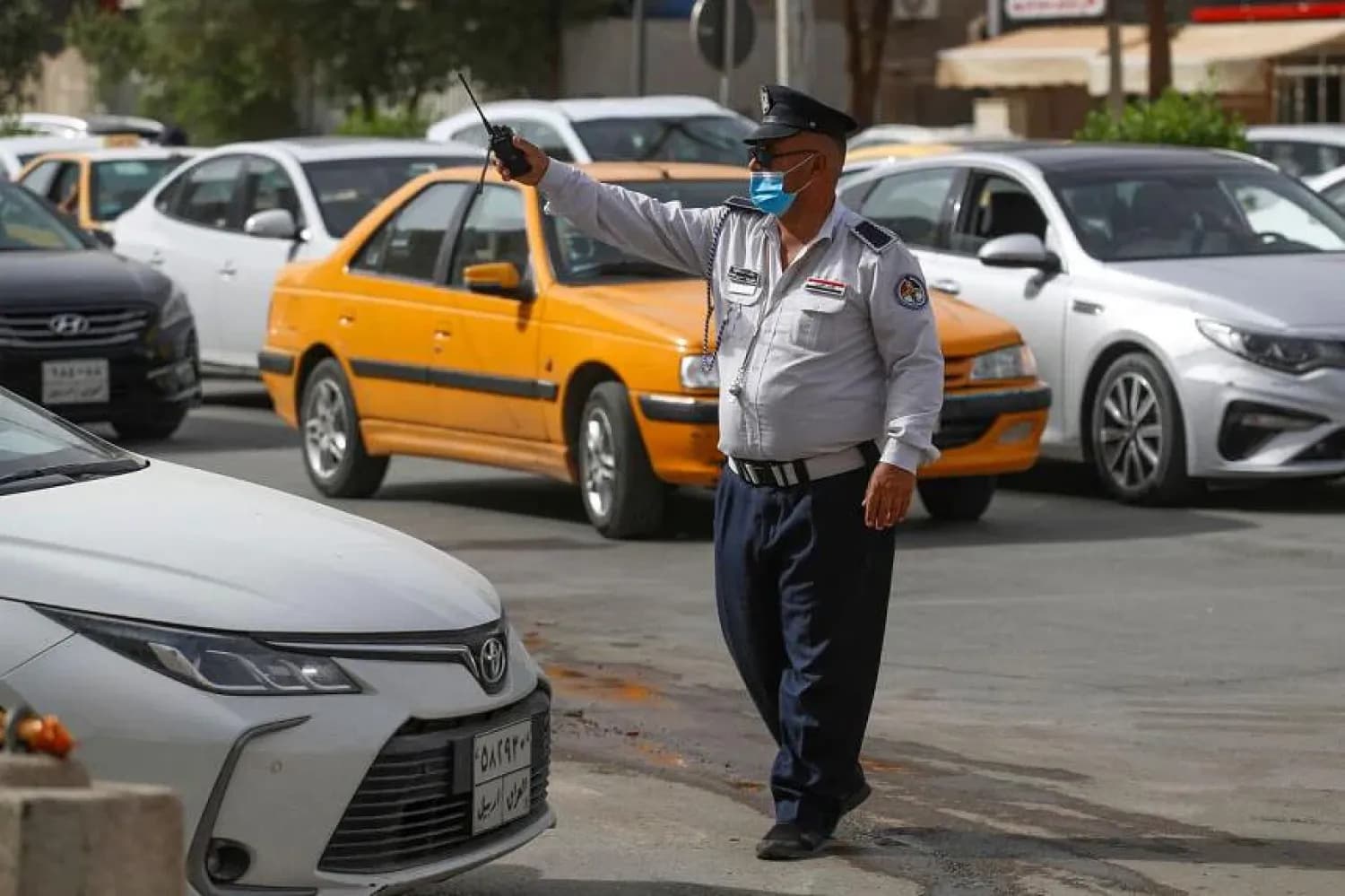 پۆلیسێکی هاتووچۆ لە شەقامێکی بەغدا. وێنە: AFP