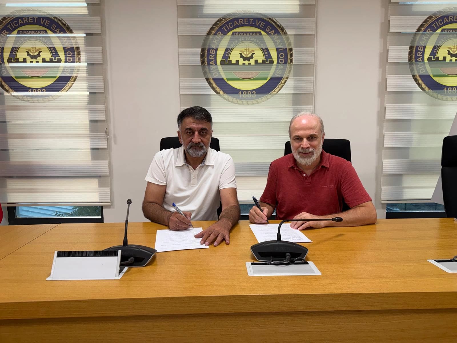 DTSO Dil Kültür Çalışmalarından Sorumlu Yönetim Kurulu Üyesi Faruk Korkmaz (solda) ile Mezopotamya Vakfı Mütevelli Heyet Başkanı Osman Akyıl protokolü imzaladı. / Foto: DTSO