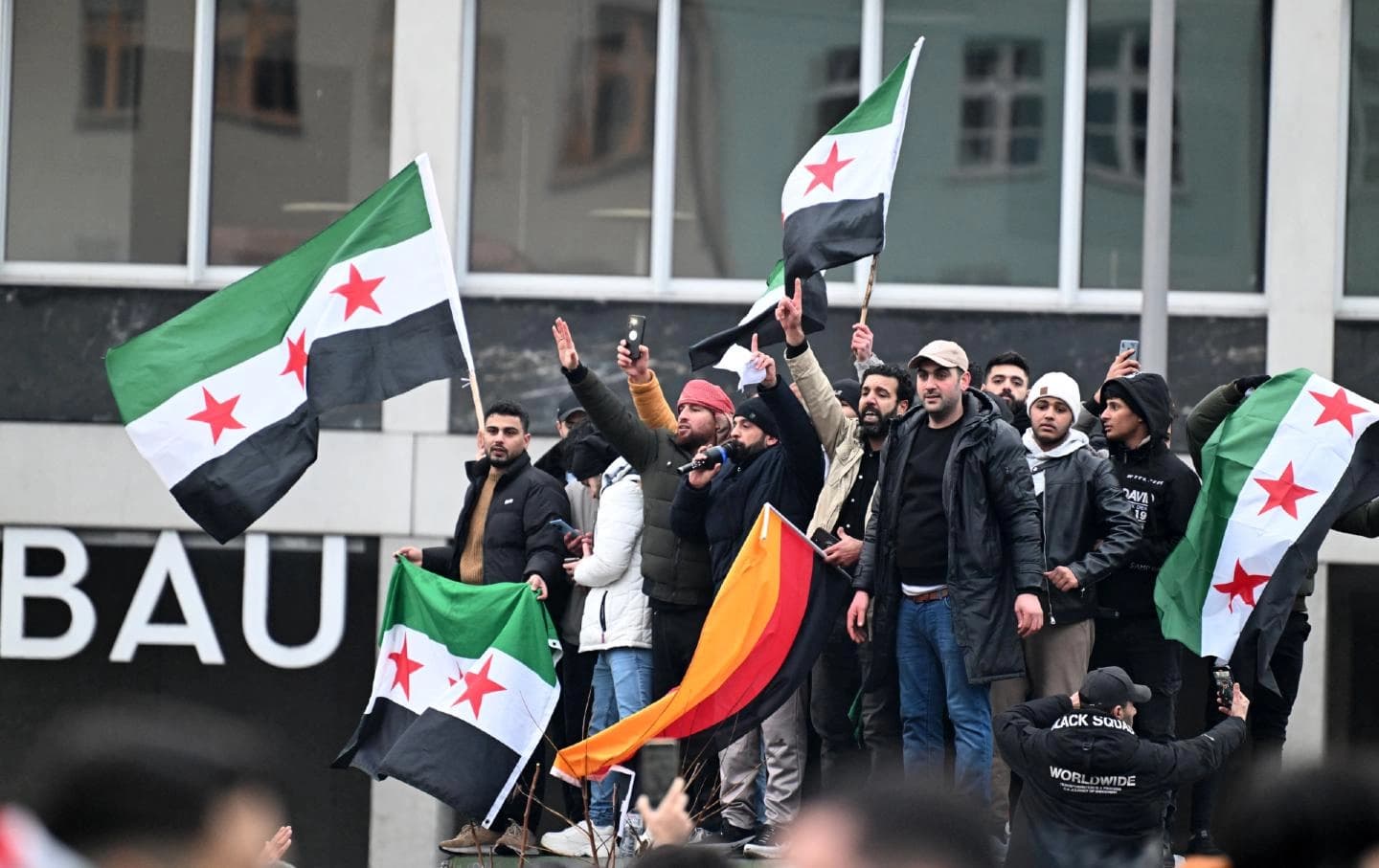 سوريون في برلين يحتفلون بسقوط نظام الأسد في كانون الأول 2024/ صورة أرشيفية-AFP
