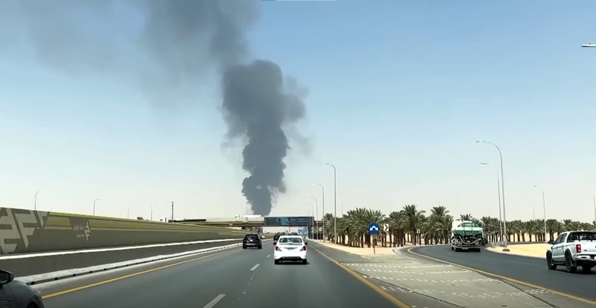 بەرزبوونەوەی دووکەڵ لە ناوچەیەکی سعودیە دوای هێرشێکی حووسییەکان. وێنەکە بۆ روونکردنەوەی زیاتری هەواڵەکەیە