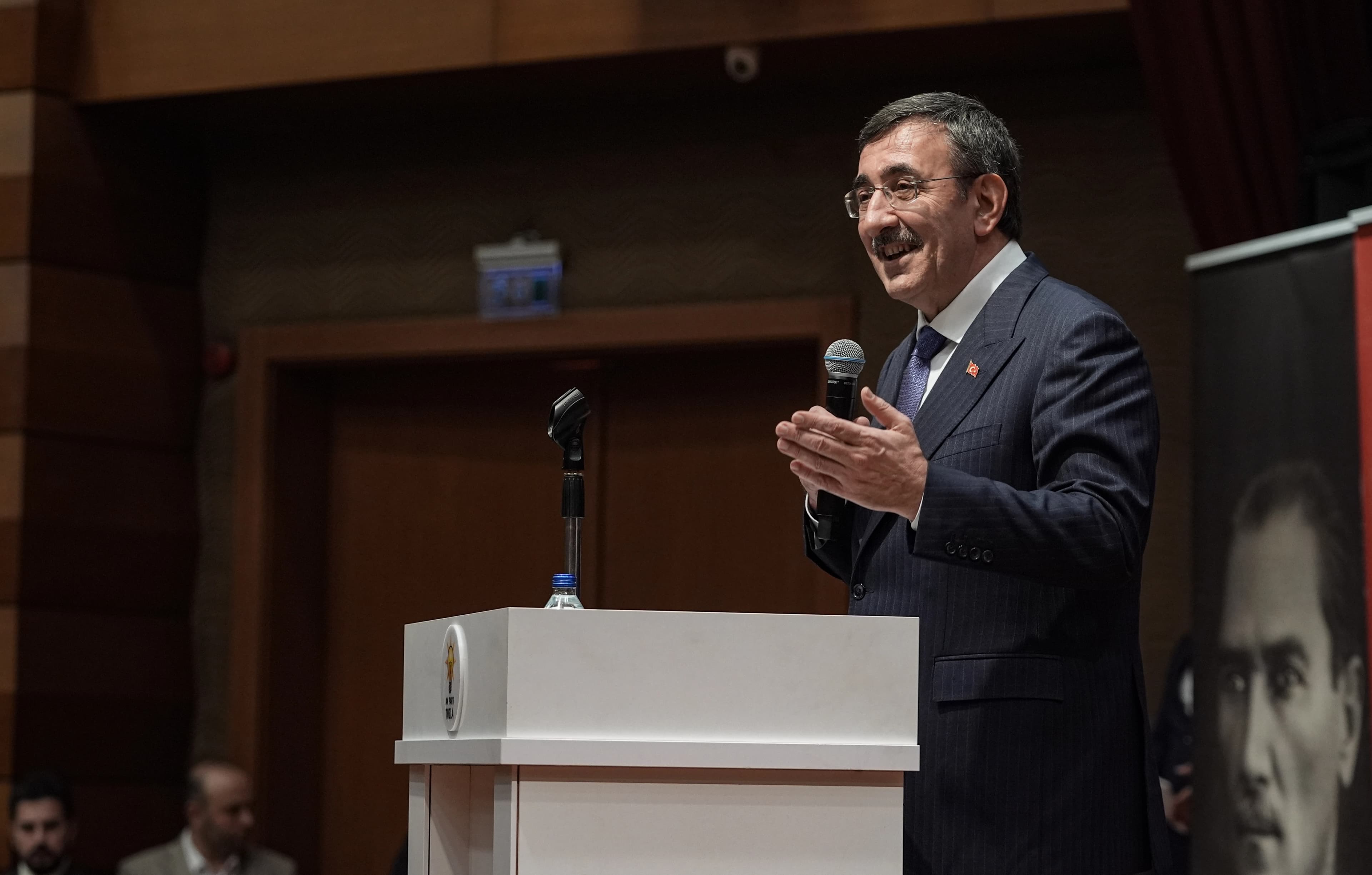 Türkiye Cumhurbaşkanı Yardımcısı Cevdet Yılmaz (sağda), İstanbul'da "Doğu Anadolu ve Güneydoğu Anadolu Bölgeleri kanaat önderleri buluşması"na katıldı. / AA