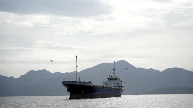 کەشتییەکی نەوتهەڵگر لە تەنگەی هورمز. وێنە: Reuters