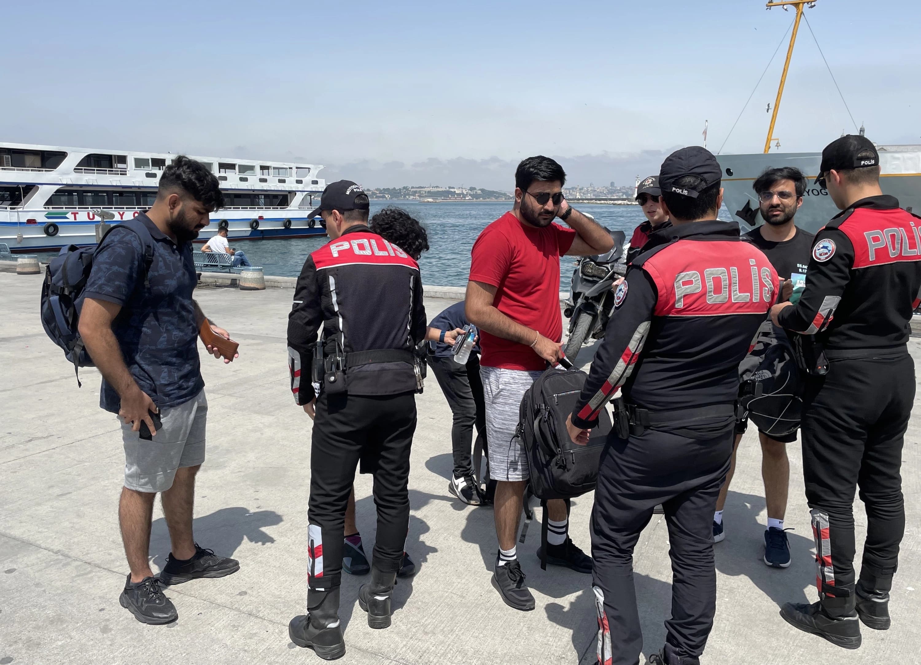 پۆلیسی تورکیا لەکاتی دەستگیرکردنی کۆچبەرانی نایاسایی