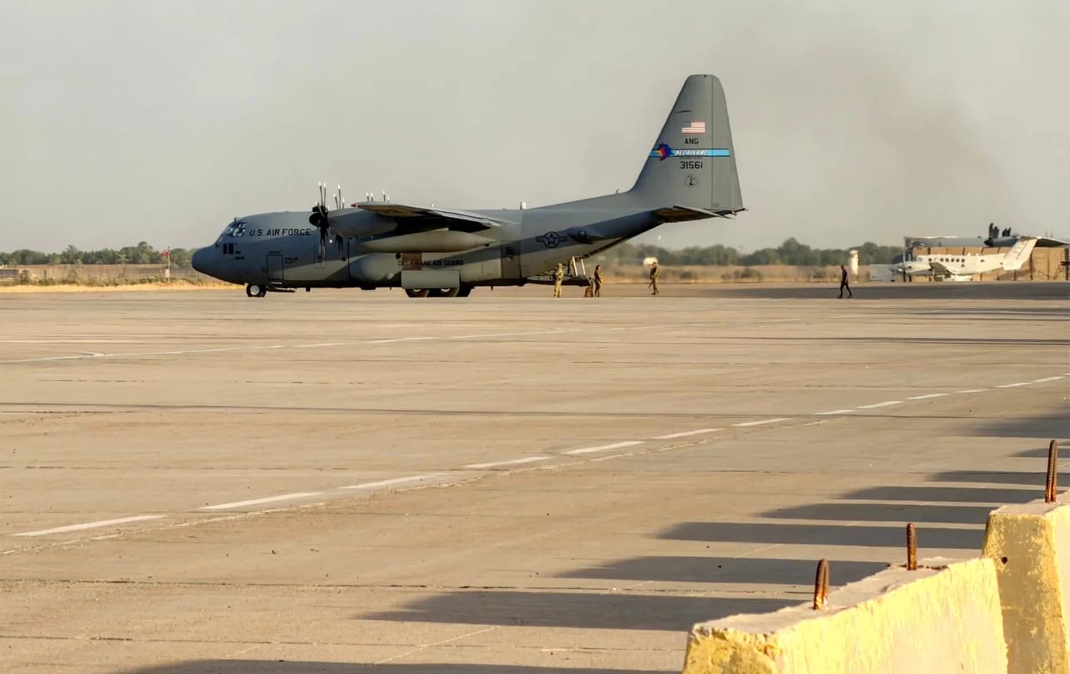 فڕۆکەیەکی بارهەڵگری سەربازیی هێزی ئاسمانیی ئەمریکا لە جۆری (C-130 Hercules)، لە کەمپی ڤیکتۆریا لە فڕۆکەخانەی نێودەوڵەتیی بەغدا خۆی بۆ فڕین ئامادە دەکات، لە 29ـی ئەیلوولی 2026.