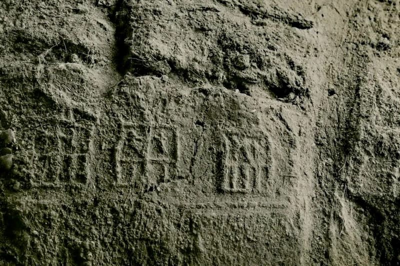 Foto: Uzun süredir kayıp olan bir eserin siyah beyaz fotoğrafında, Mısırlı hükümdarların simgeleri olan dört serekh görülüyor. Yeni bir çalışmaya göre bunlardan ikisi söz konusu kraliçeye ait.
