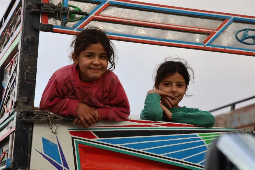 Two Kurdish kids in the third convoy of Sare Kani IDPs to the city on October 5, 2026. Photo: ANHA