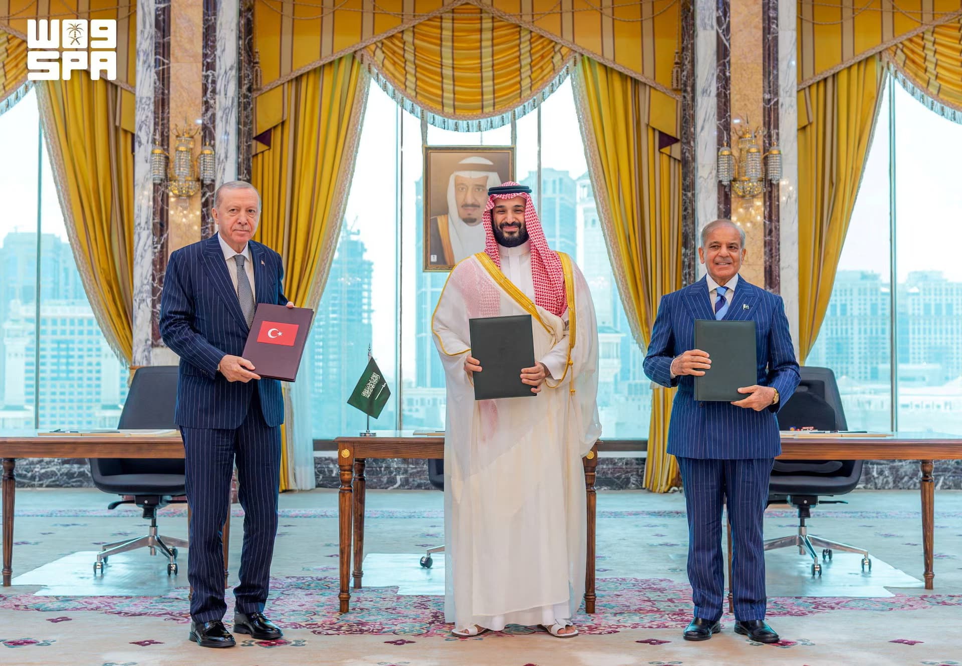 محەممەد بن سەلمان، شازادەی جێنشینی سعودیە، شەهباز شەریف، سەرۆکوەزیرانی پاکستان و رەجەب تەیب ئەردۆغان، سەرۆککۆماری تورکیا.