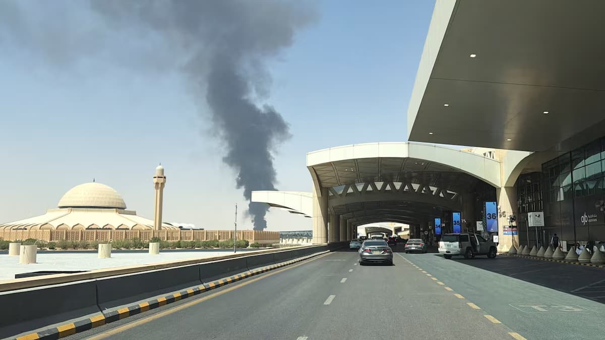 بەرزبوونەوەی دووکەڵ لەنزیک فڕۆکەخانەی ریاز