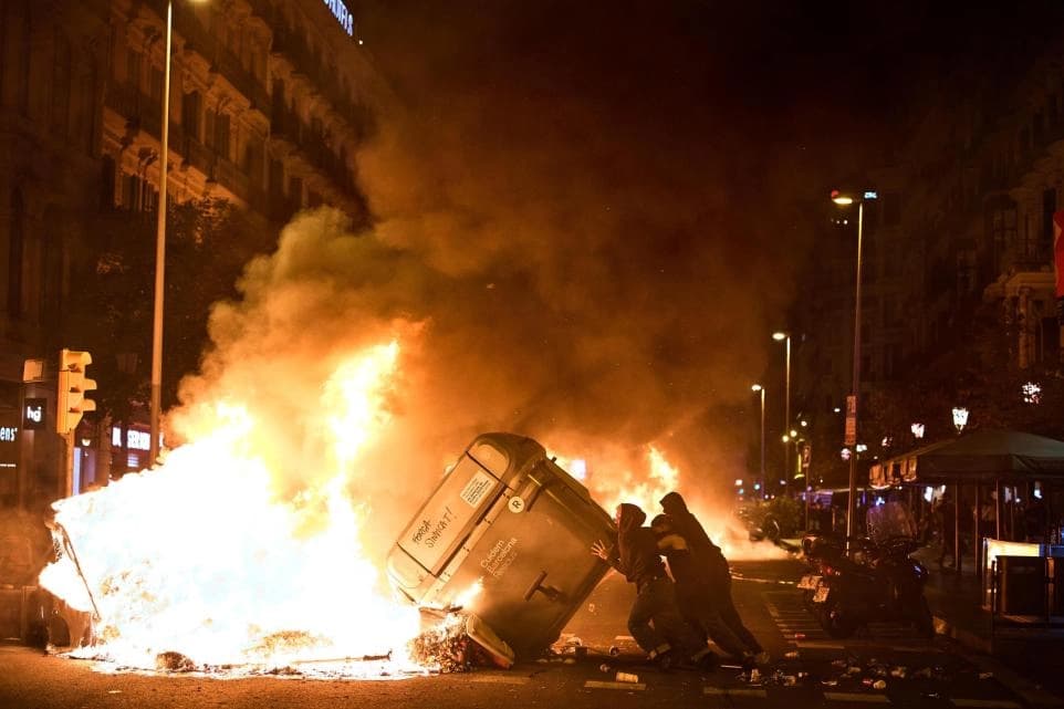 دیمەنێکی خۆپێشاندانەکان. وێنە: Emilio Morenatti/AP