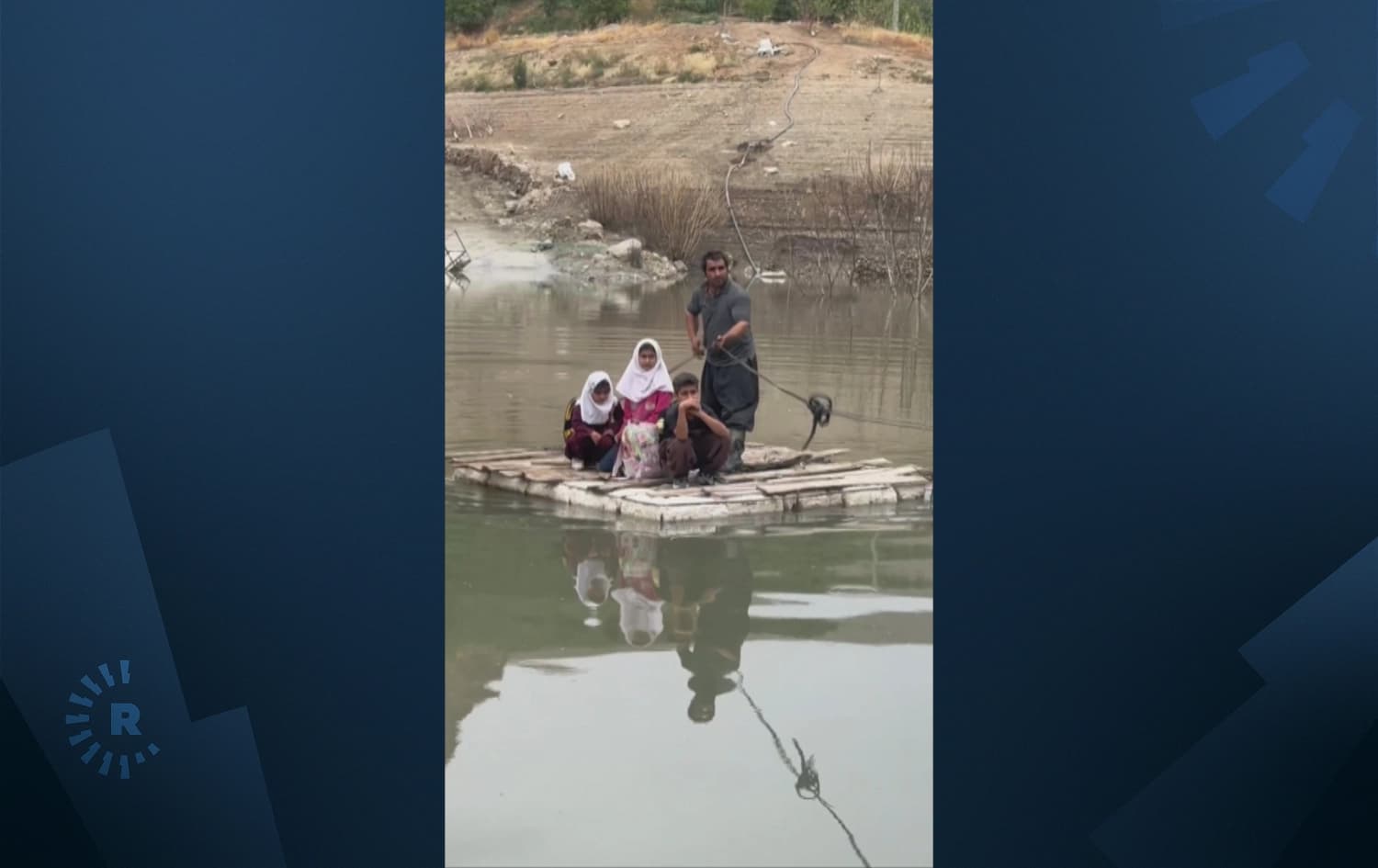 پەڕینەوەی چەند هاونیشتمانییەک لەسەر بەلەمێکی دەستکرد کە بە دار دروستکراوە