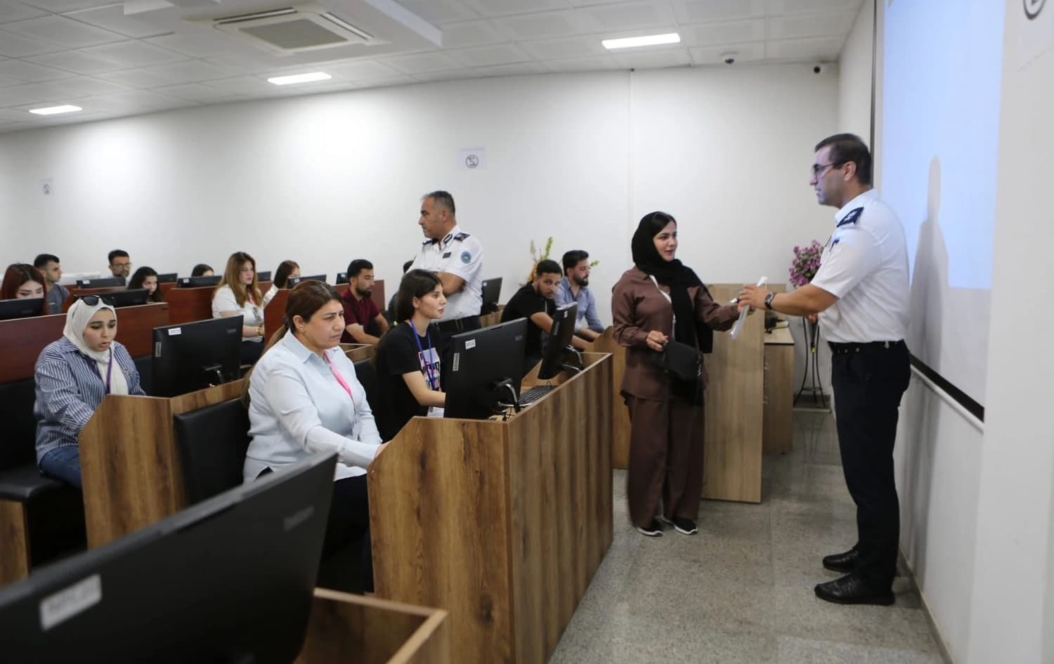 یەکێک لە هۆڵەکانی تاقیکردنەوەی مۆڵەتی شۆفێری. وینەکە بۆ زیاتر روونکردنەوەی هەواڵەکەیە