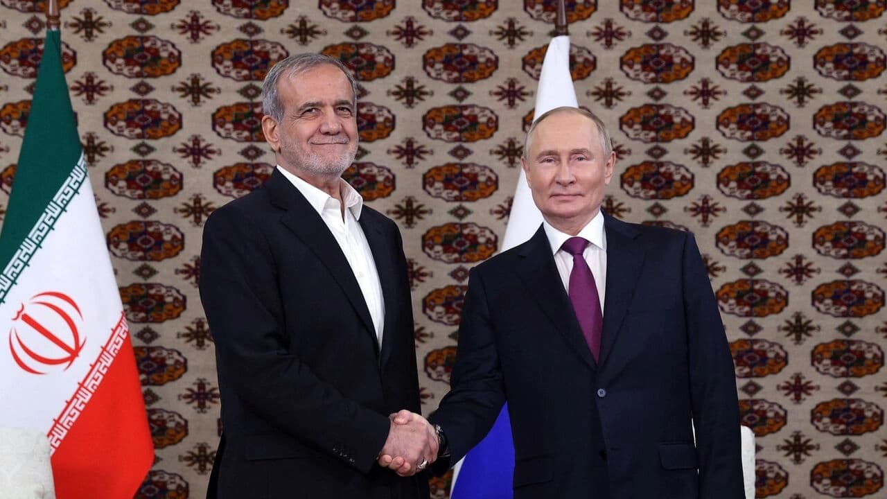 ڤلادیمیر پووتین، سەرۆکی رووسیا و مەسعود پزیشکیان، سەرۆککۆماری ئێران. وێنە: AFP