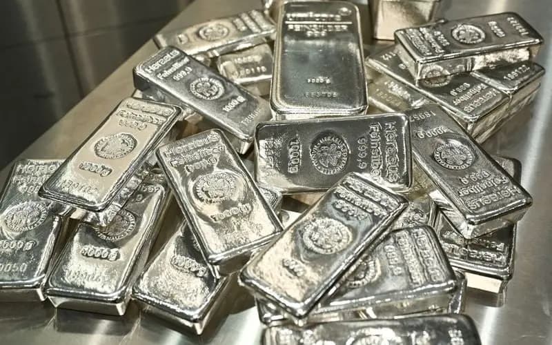 Gümüş fiyatları, güçlü dolar, yüksek tahvil faizleri ve artan stokların etkisiyle geriledi.
