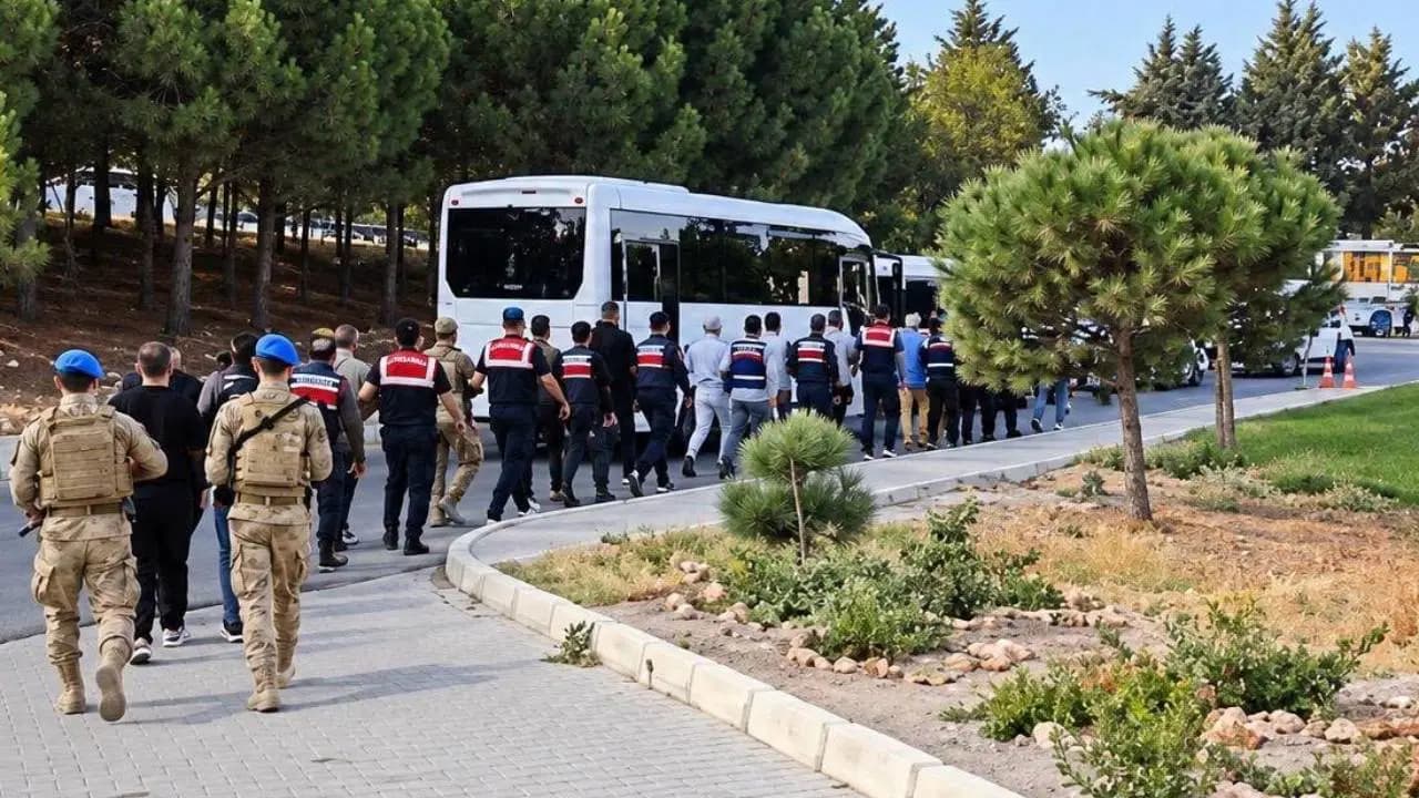 Dema 12 kesan dibin dadgehê / Wêne: Torên Civakî