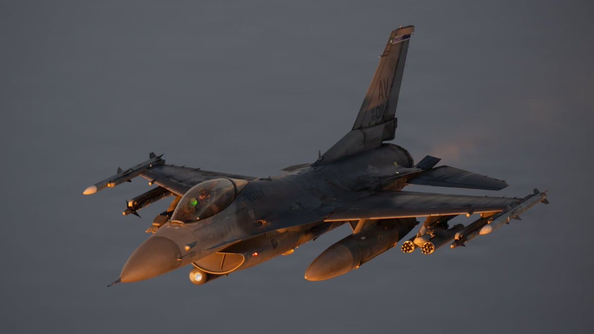 A US Air Force F-16 fighter jet flies over the Middle East. Photo: file/CENTCOM