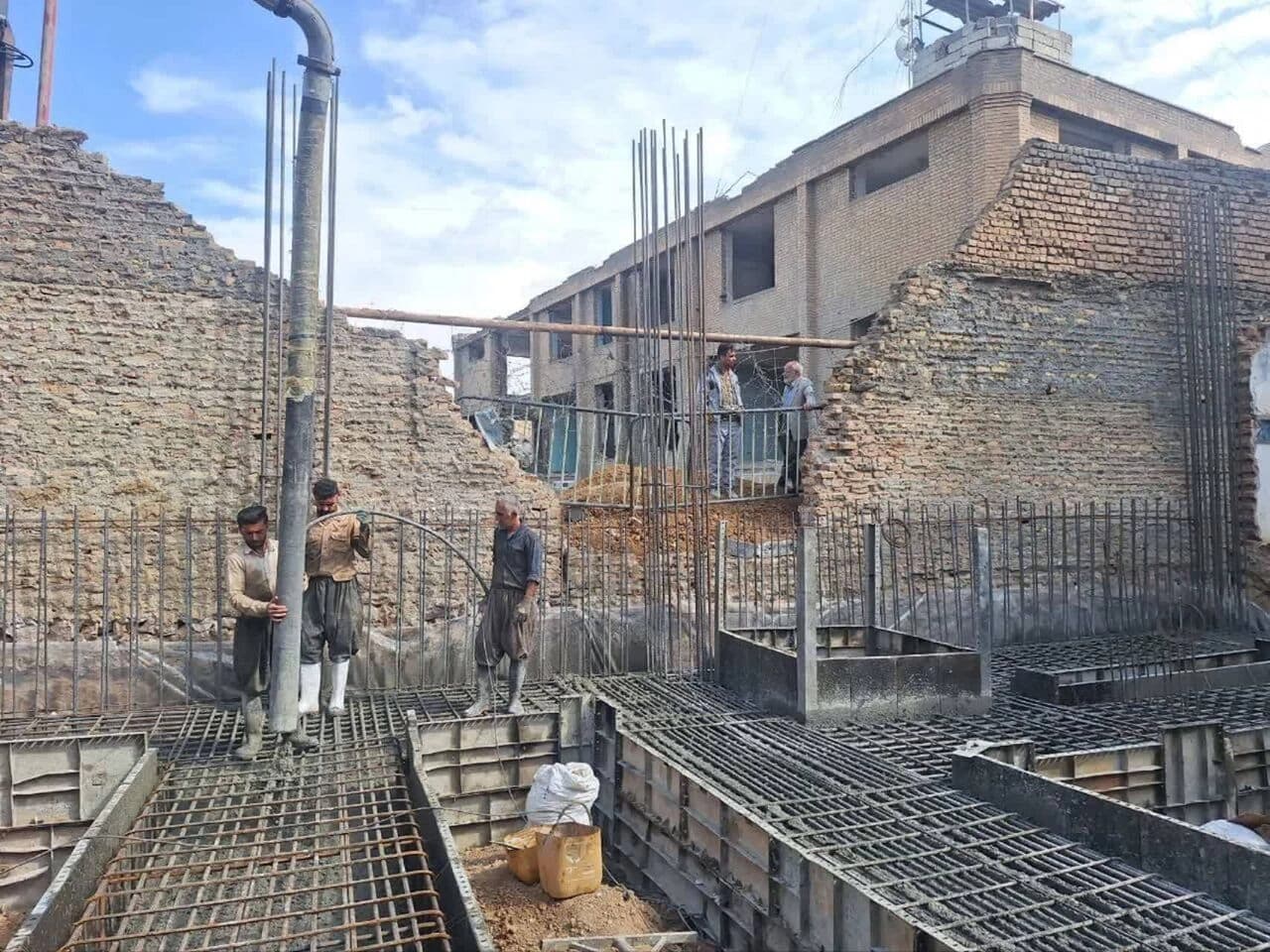 وێنەی ساتی بونیادنانەوەی یەکەم باڵەخانە لە سنە لە دوای جەنگی ئێران- ئەمریکا
