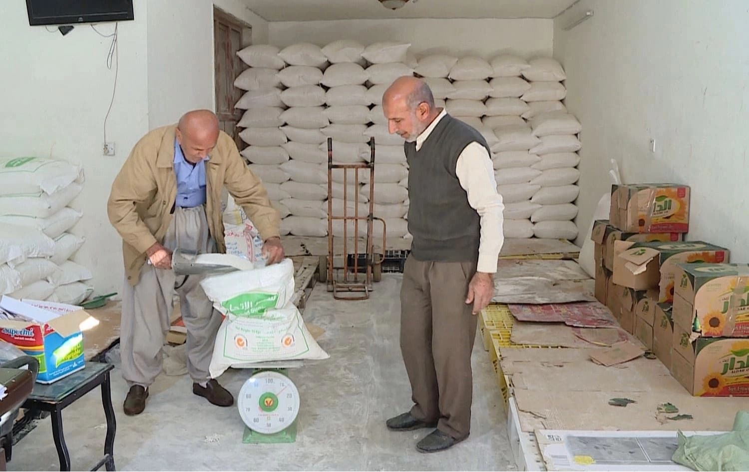 بریکارێکی دابەشکردنی خۆراک لە هەولێر. وێنە: رووداو