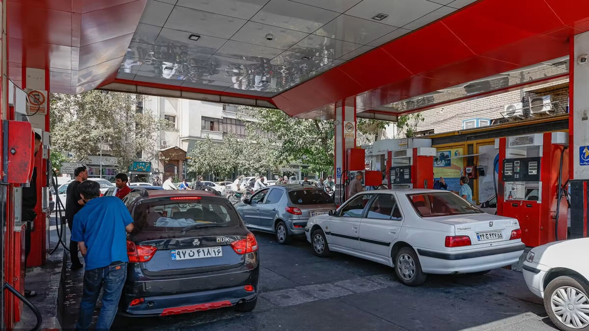 دیمەنی بەنزینخانەیەک لە تارانی پایتەختی ئێران