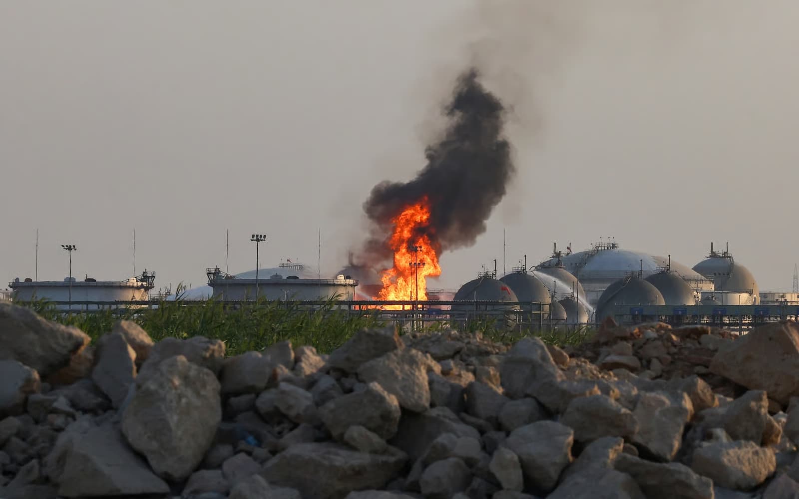 دیمەنی تەقینەوەی دامەزراوە نەوتییەکەی سەنعا دوای هێرشێکی سعودیە. وێنە: AFP