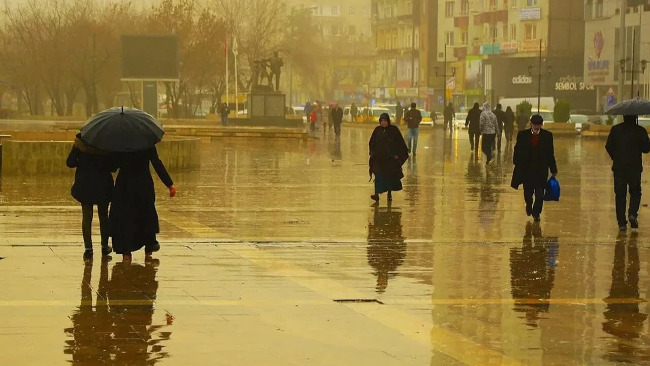 گۆڕەپانێکی ئامەد لەکاتی باران باریندا