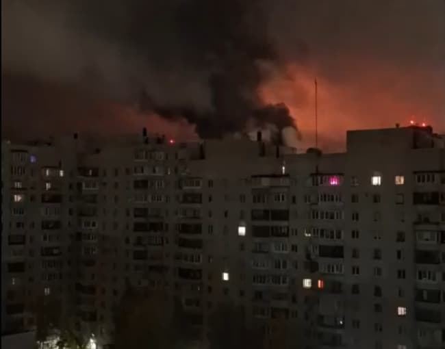 Foto: St. Petersburg Valisi Aleksandr Beglov, kente yönelik İHA saldırıları nedeniyle dört farklı bölgedeki sivil altyapı tesislerinde yangın çıktığını açıkladı.