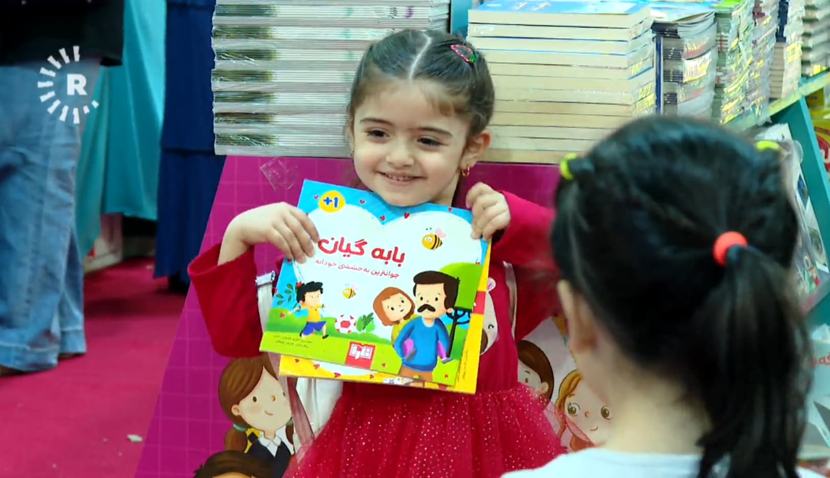 منداڵان لە پێشانگەی کتێب، بەدوای چیرۆکەکاندا دەگەڕێن