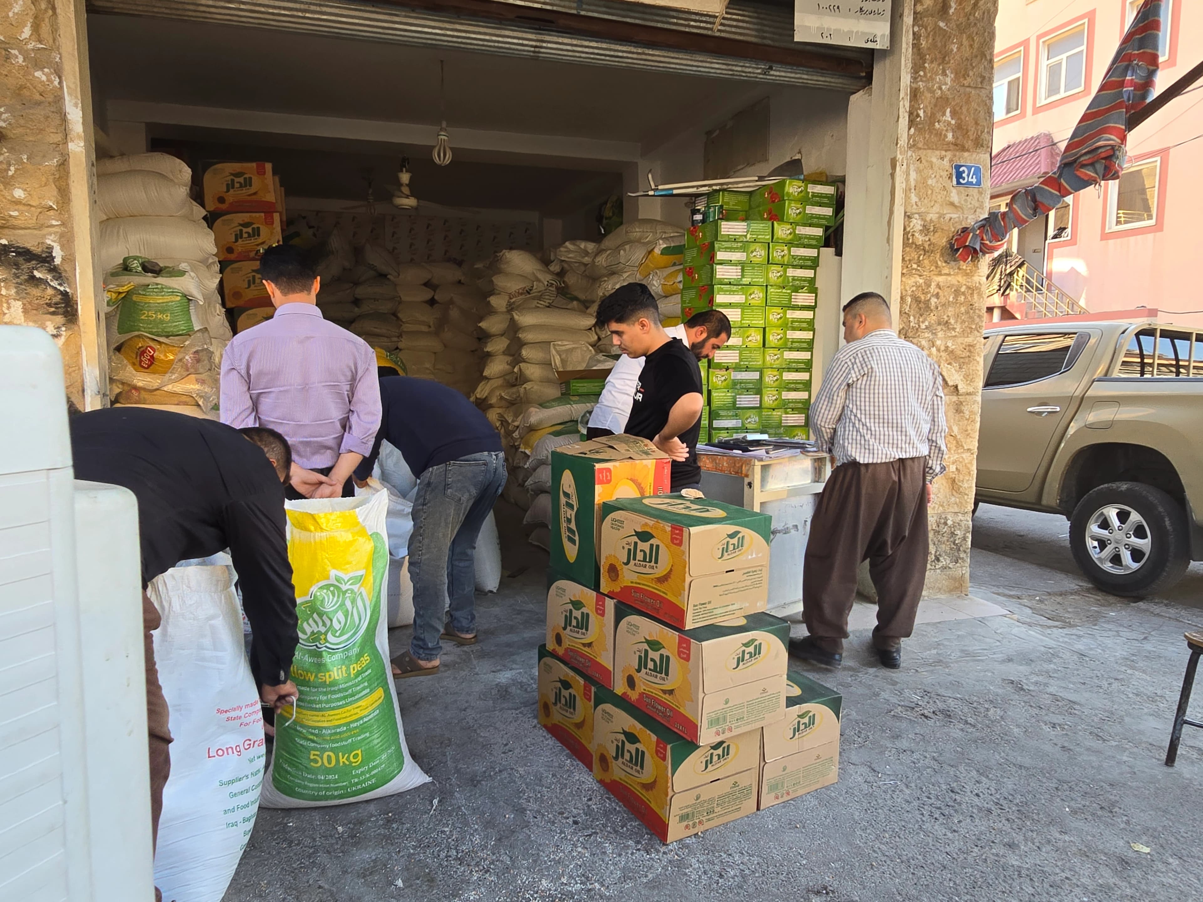 ژمارەیەک هاونیشتمانیی لەکاتی وەرگرتنی خۆراکی مانگانەدا. وێنە؛ بڵند تاهیر - رووداو