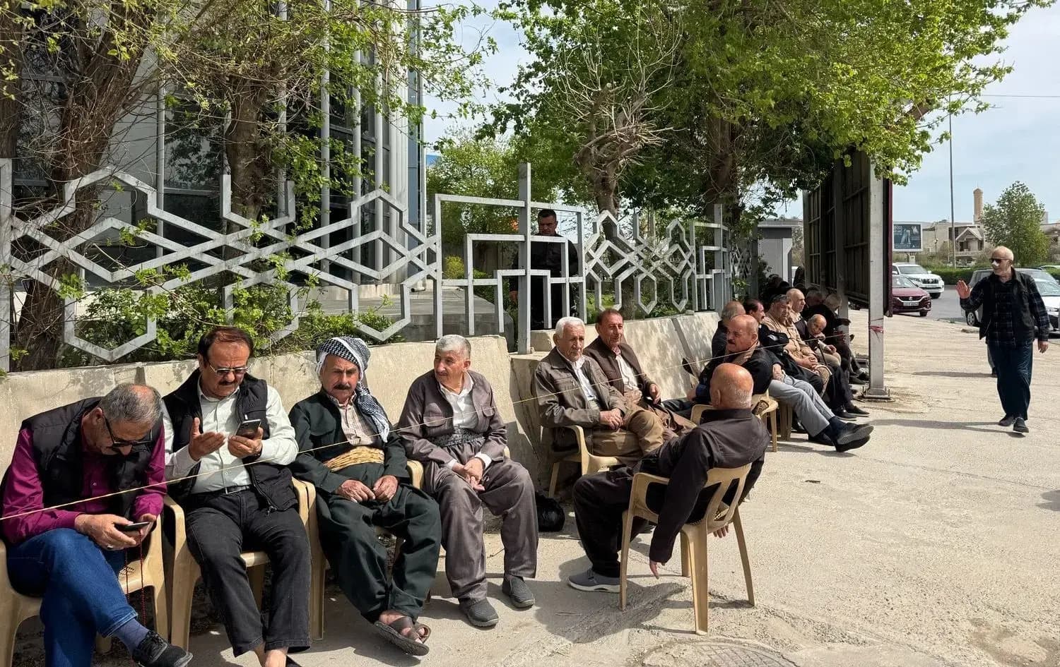 عدد من المتقاعدين أمام مصرف في أربيل. الصورة: رووداو