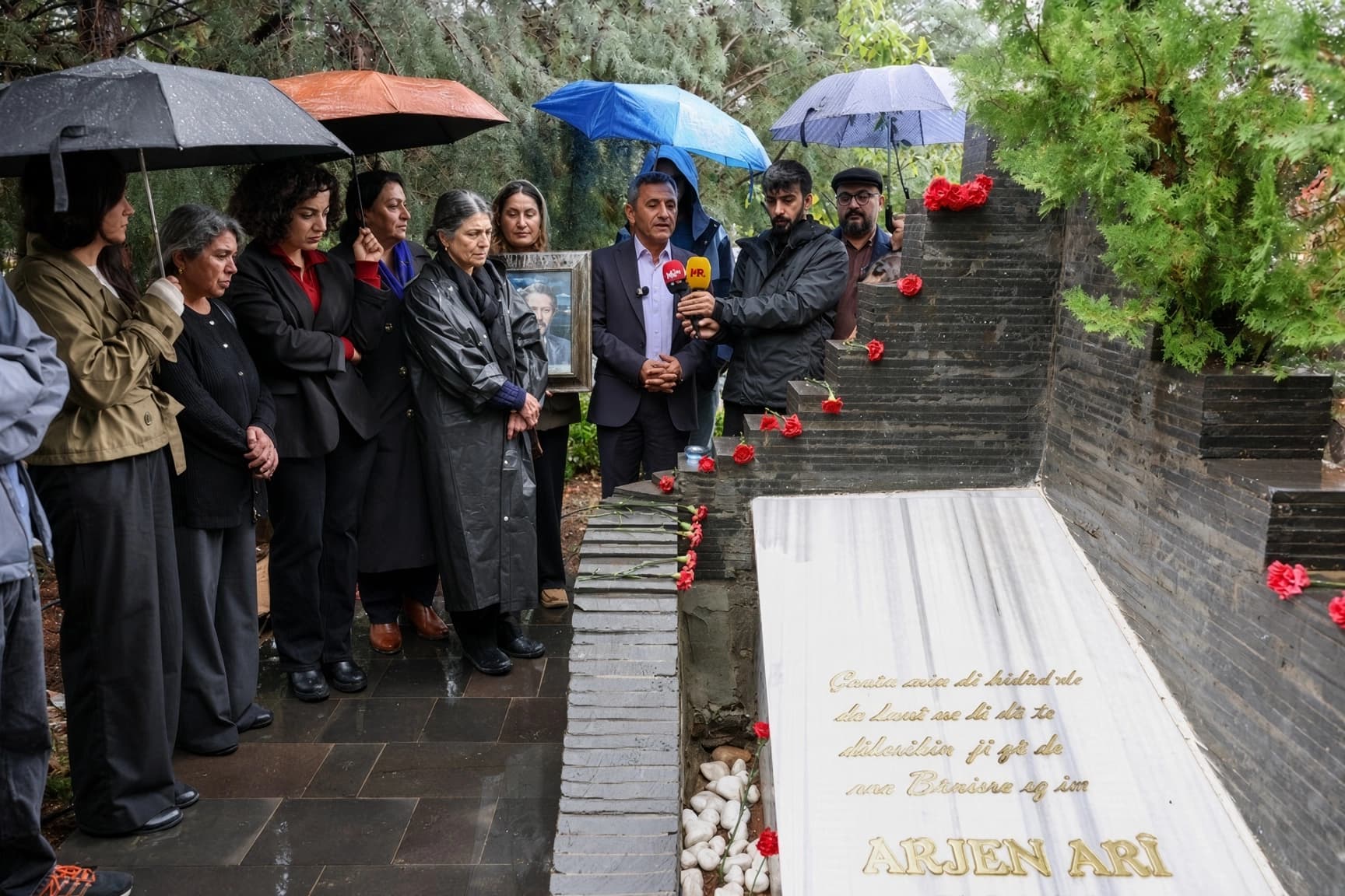 Helbestvan Arjen Arî li ser gora xwe hat bibîranîn