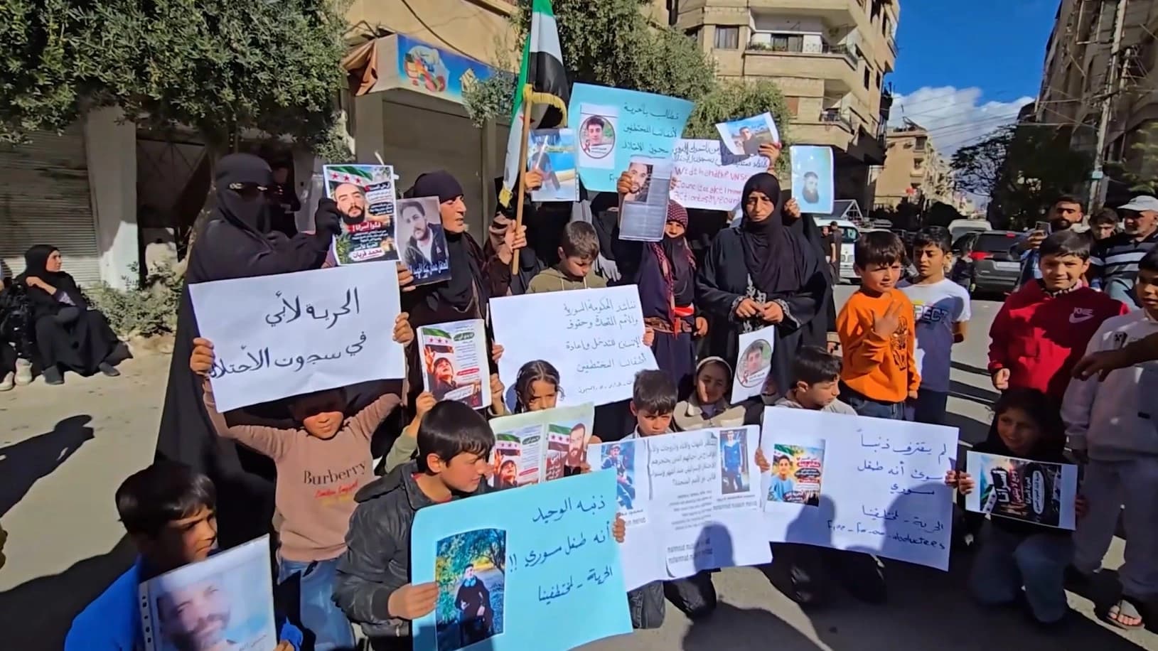 تنديداً بالتوغلات الإسرائيلية.. أهالي معتقلين سوريين يتظاهرون بريف دمشق للمطالبة بالإفراج عن ذويهم