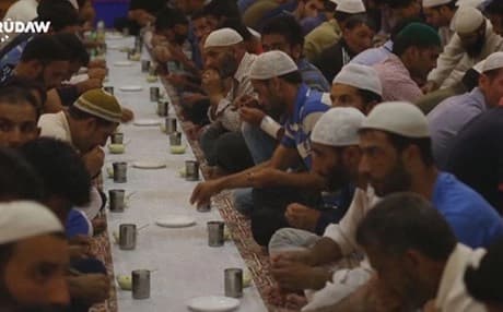 موسڵمانانی کشمیر لە كەشوهەوایەكی گەرمدا بەڕۆژوون