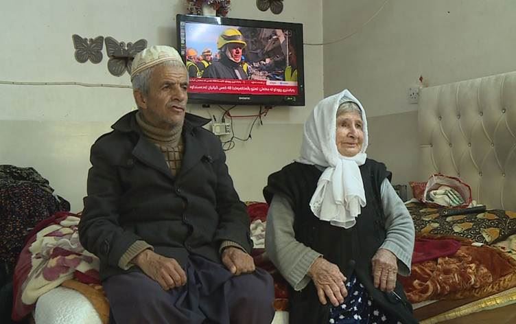 زوجان مسنّان من السليمانية يتبرعان براتبهما ومواد غذائية لمنكوبي الزلزال