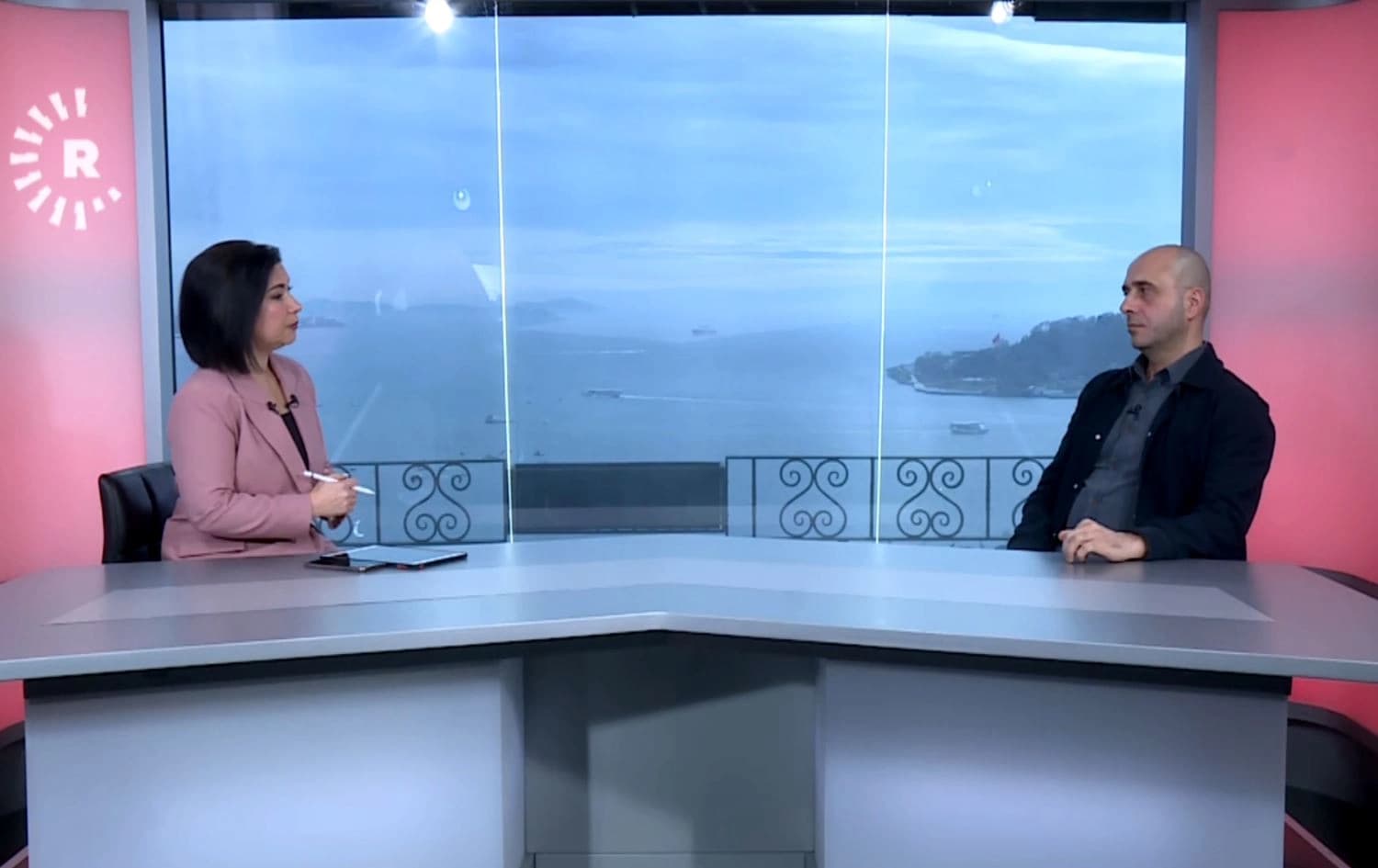Yazar Yıldıray Oğur: Silah Kürt siyasetinin kazanımlarını riske atan bir unsur