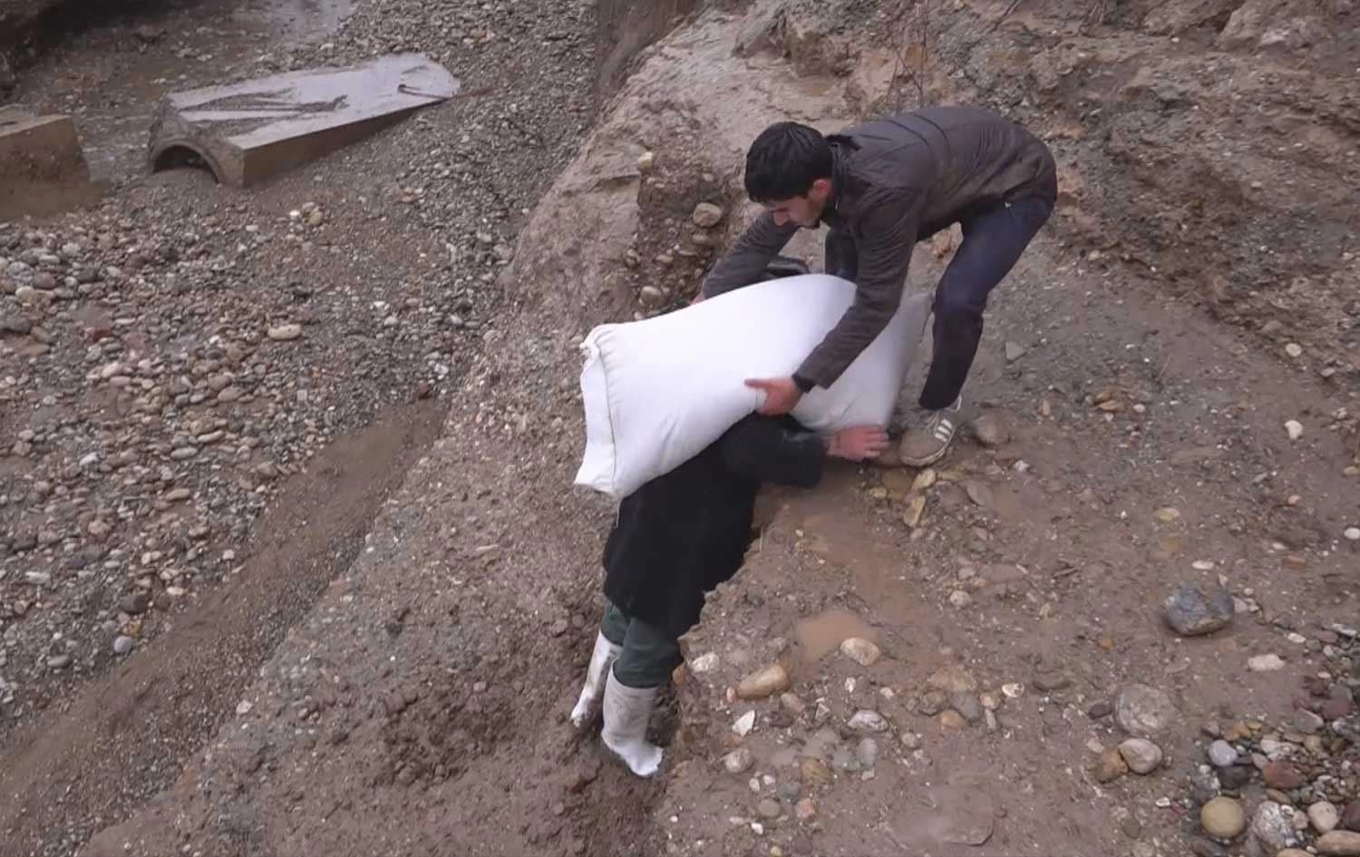 KERKÛK - Lehiyê pira 10 gundan rûxand: Gundî bar û nexweşan li pişta xwe dikin