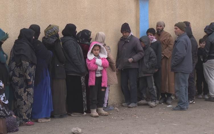 الوضع في الحسكة.. المدارس مأوى للنازحين وطوابير طويلة للحصول على الخبز