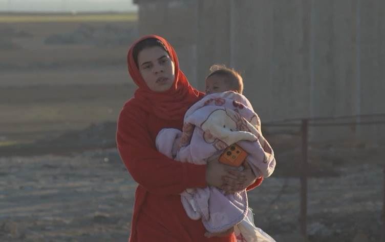 Komên çekdar li Tebqayê êrişî malbateke Efrînî kir: Kuştiyek, 2 birîndar
