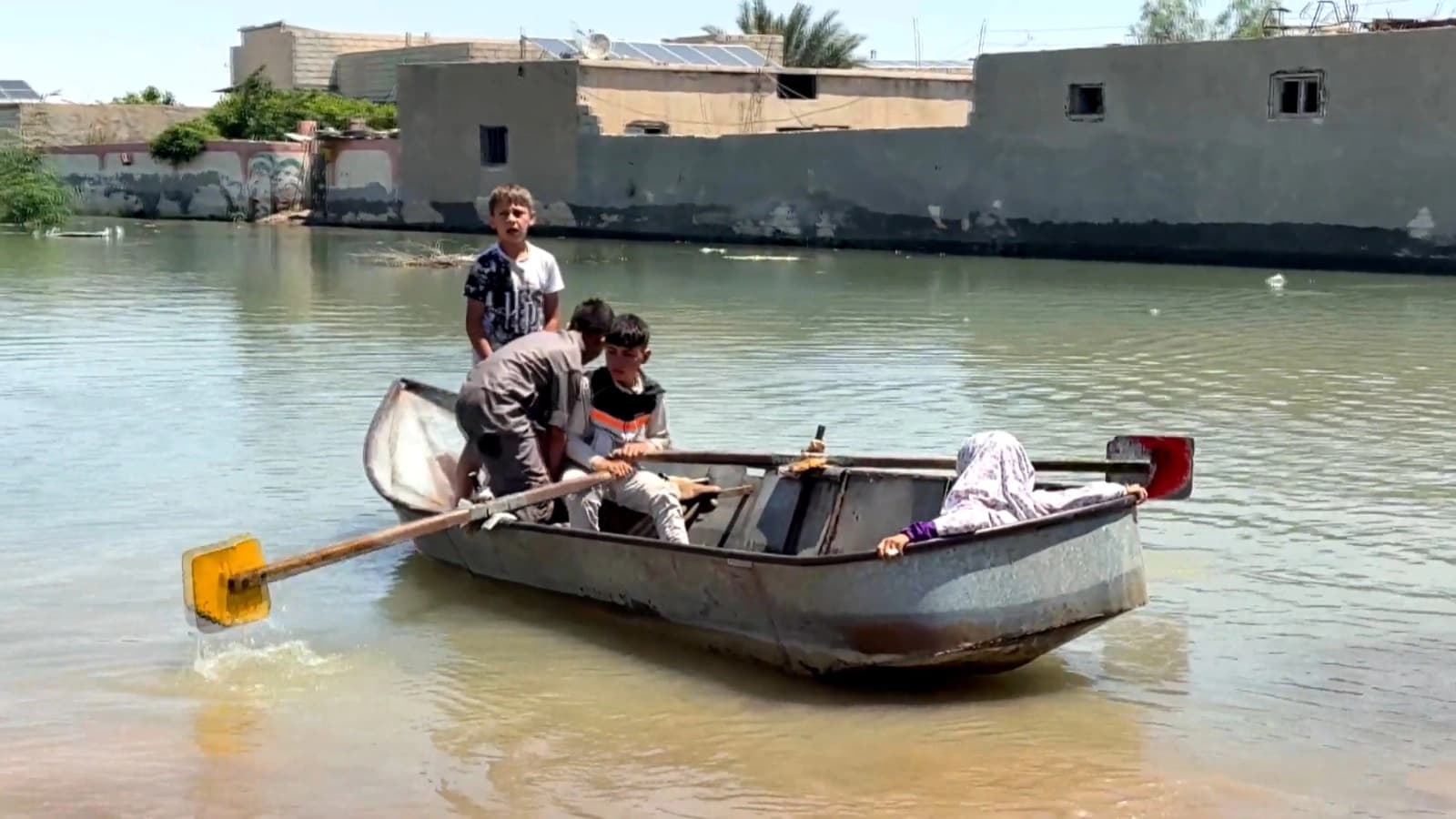 بەهۆی بەرزبوونەوەی ئاوی رووباری فوراتەوە 2400 ماڵ لە دێرەزوور و رەققە زیانیان بەرکەوتووە