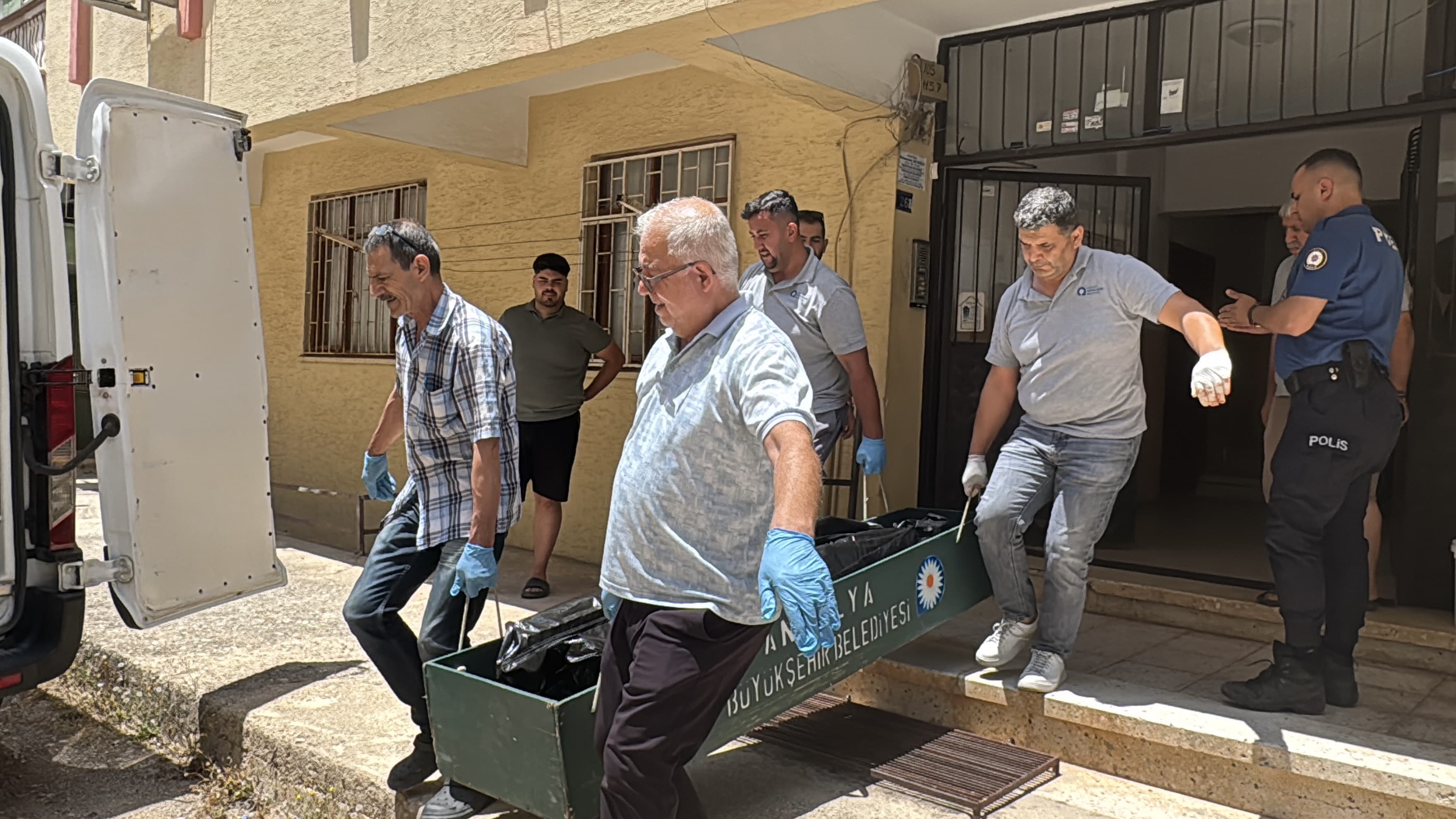 ANTALYA- Öğretmen, eşini ve kayınpederini silahla öldürdü