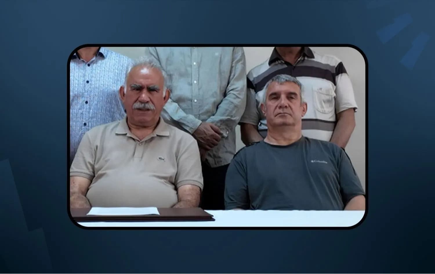 وێنەیەکی وەیسی ئاکتاش لەگەڵ ئۆجەلان لە زیندان