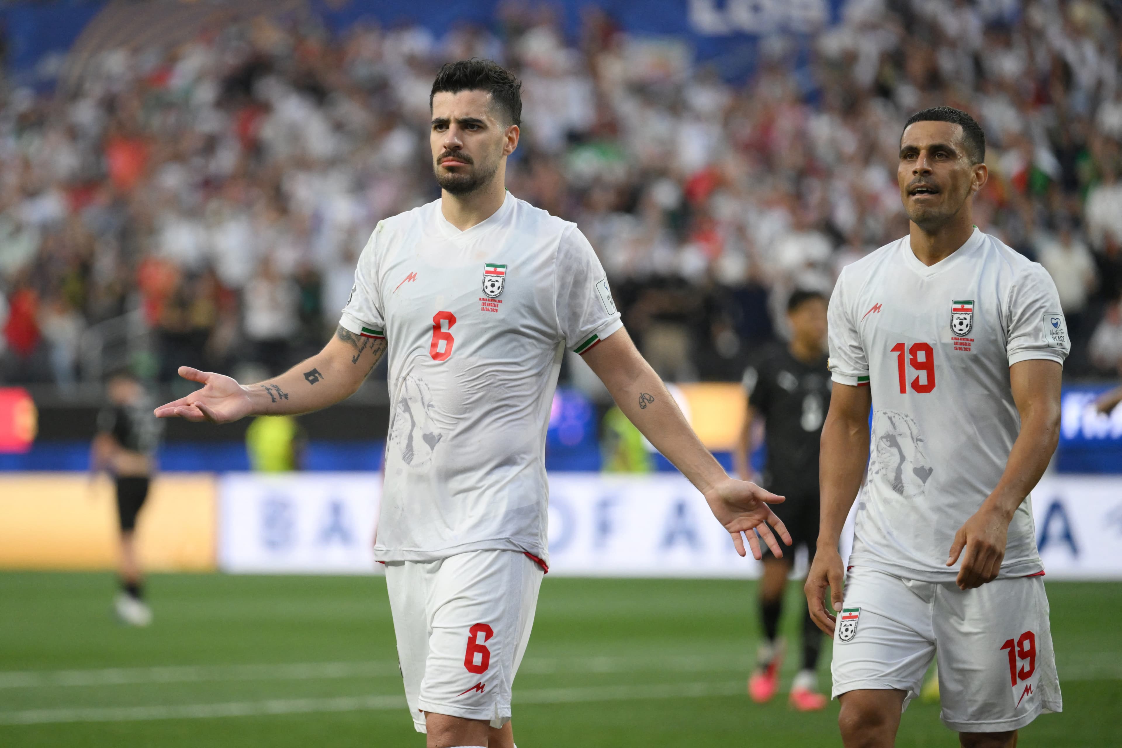 ردة فعل المدافع علي نعمتي ولاعب الوسط سعيد عزت اللهي بعد هدف تم إلغاؤه خلال مباراتهم مع نيوزيلندا - AFP