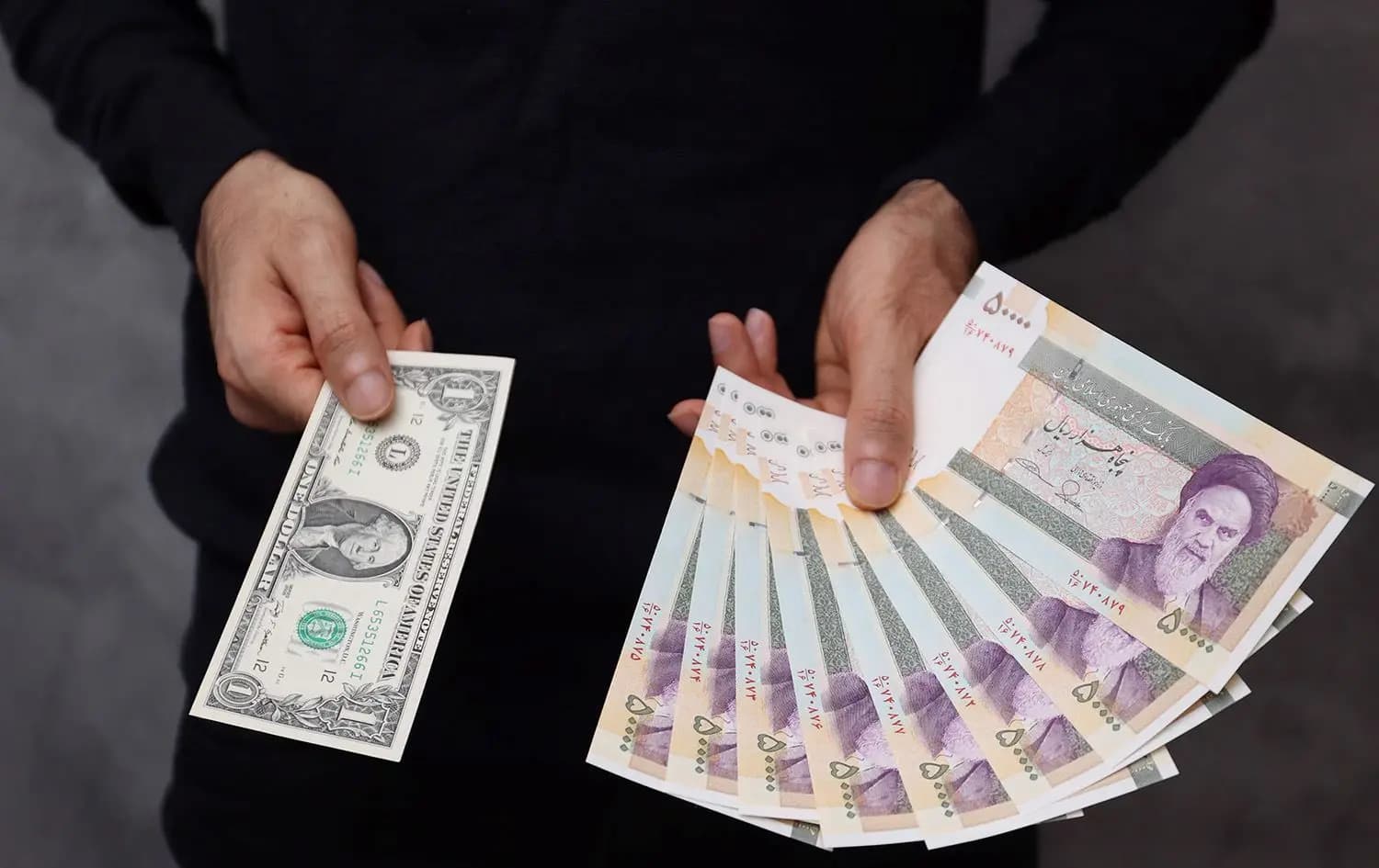 نرخی دۆلار بەرامبەر بە تمەن بەرزبووەوە