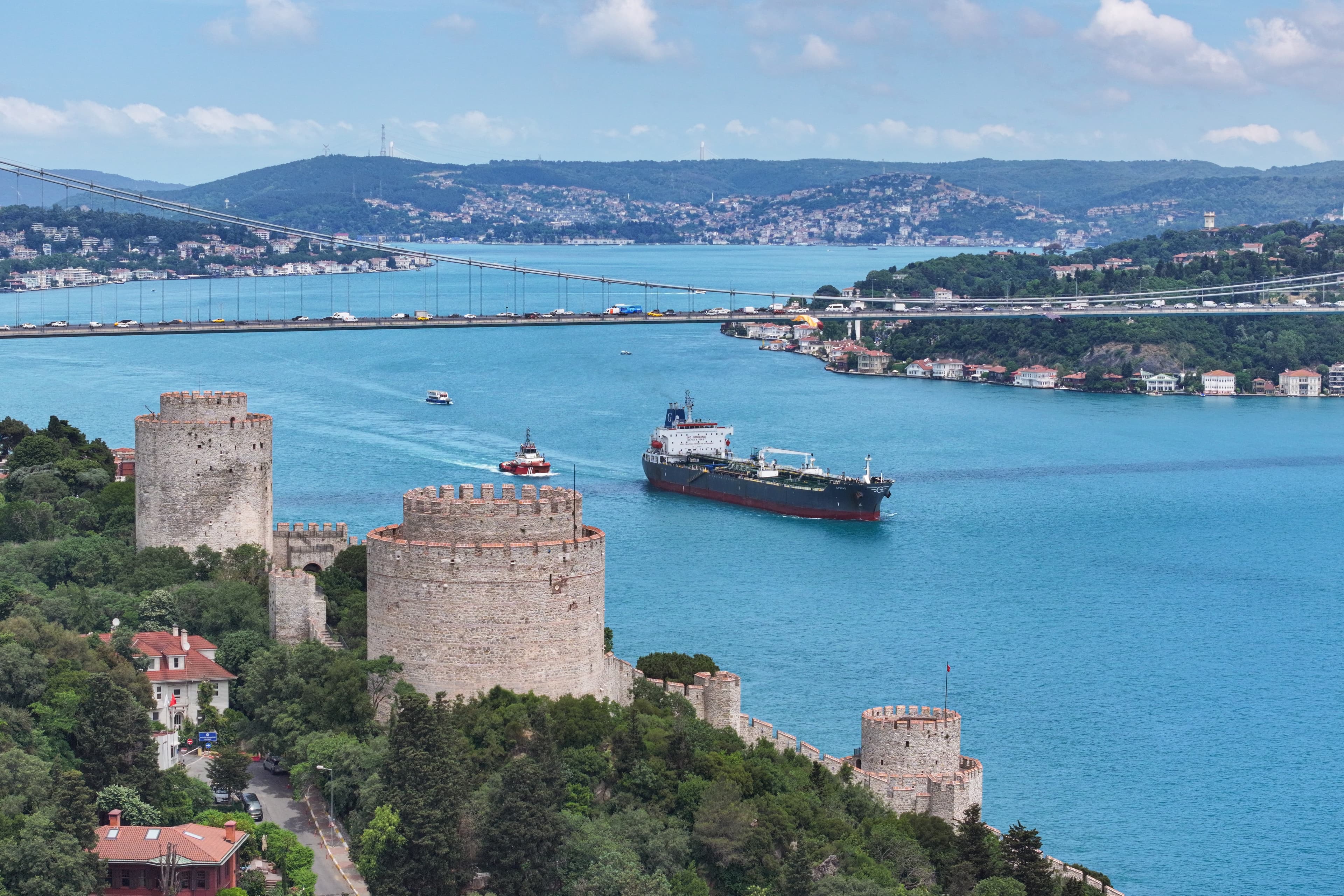 İstanbul ve Çanakkale boğazlarından geçiş ücretleri artırılıyor